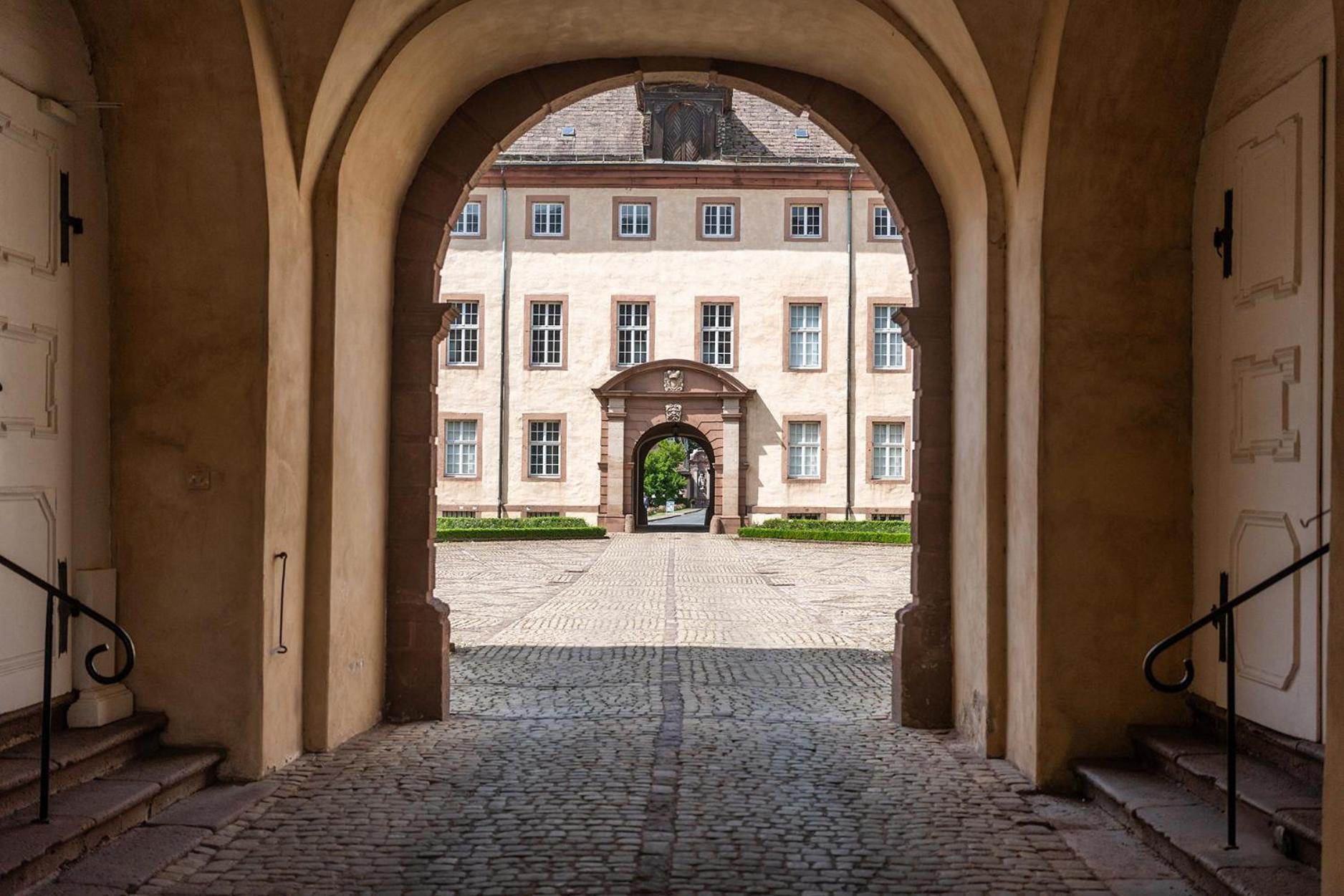 Luxus Wohnen Im Schloss Corvey Fuer 1-6 Gaeste Im Unesco Weltkulturerbe Hoexter Weserbergland Free W-Lan Parken Netflix Fuer Familien Paare Und Geschaeftsreisende Inkl Handtuecher Seife Nintendo Switch Uvm Екстер'єр фото